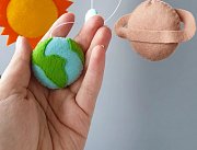 Vesmírný kolotoč nad postýlku