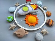 Vesmírný kolotoč nad postýlku