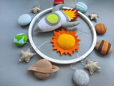 Vesmírný kolotoč nad postýlku