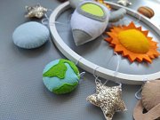 Vesmírný kolotoč nad postýlku