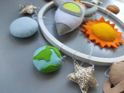 Vesmírný kolotoč nad postýlku