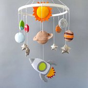 Vesmírný kolotoč nad postýlku