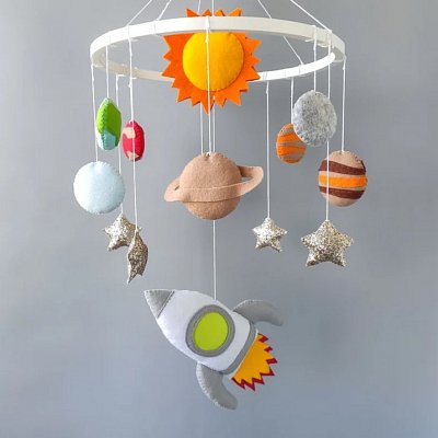 Vesmírný kolotoč nad postýlku